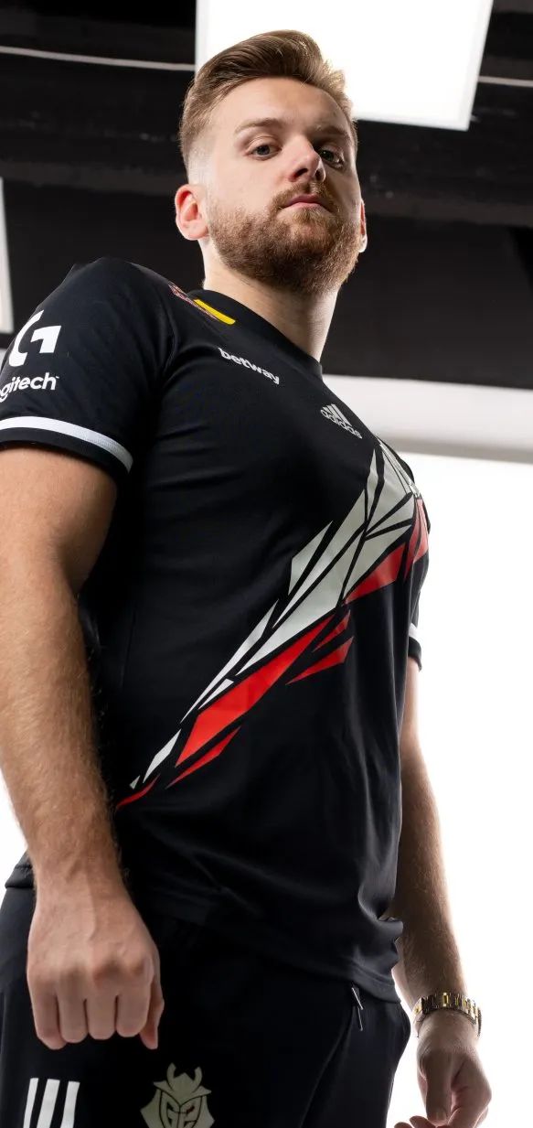 湖人浓眉哥篮下统治力助球队获胜